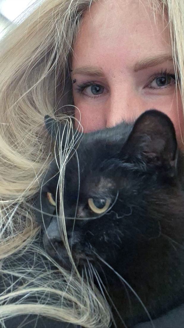 Anouk knuffelt een zwarte kat