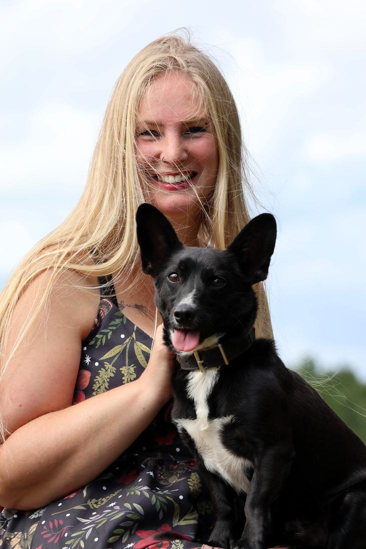 Anouk lachend met een zwart-witte hond